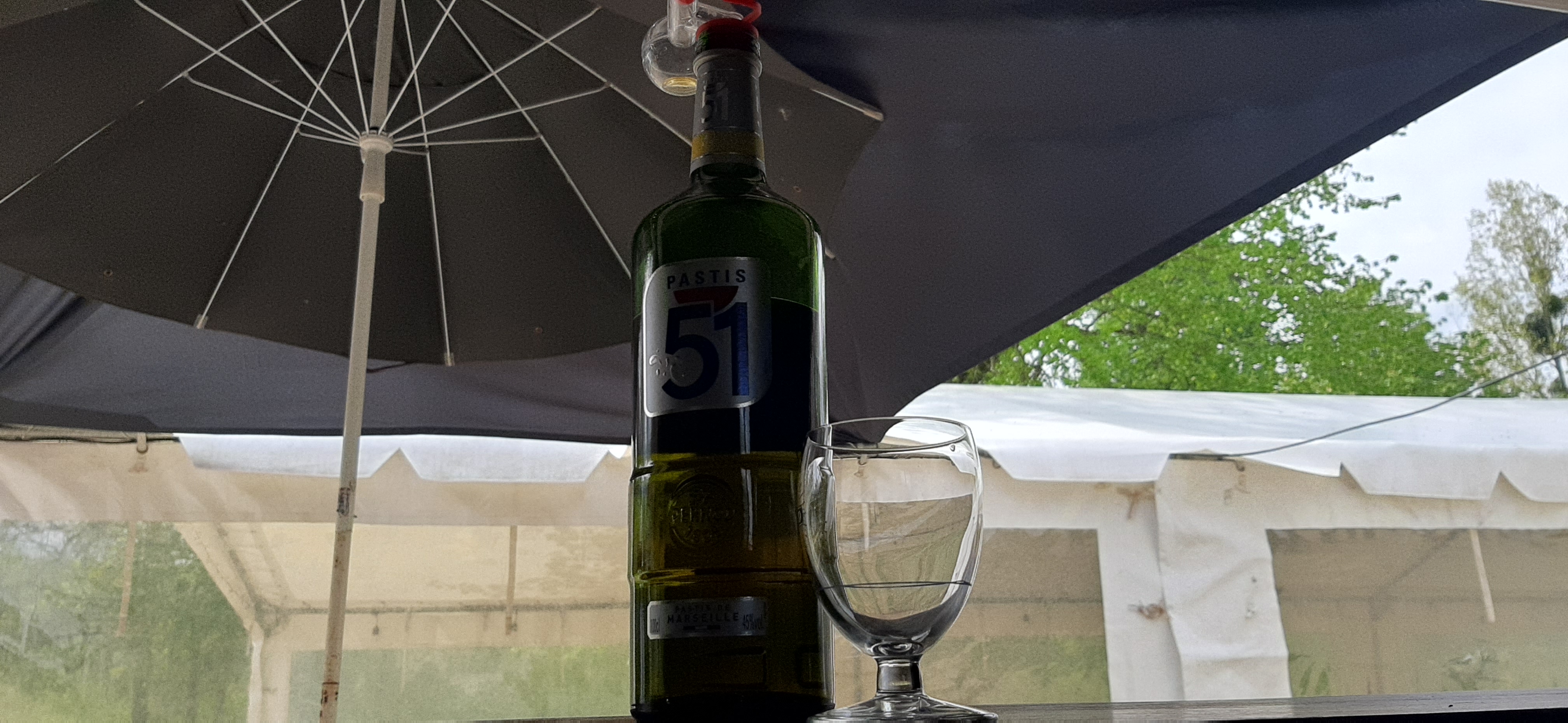 Photo d'une bouteille de Pastis 51 et un verre à ballon